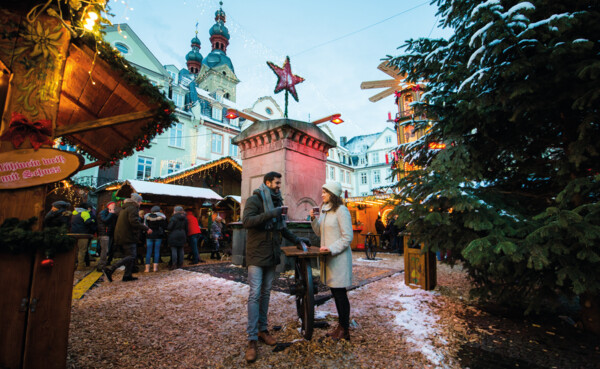 Pärchen trink Glühwein auf dem Koblenzer Weihnachtsmarkt © Koblenz-Touristik GmbH, Henry Tornow Pärchen trink Glühwein auf dem Koblenzer Weihnachtsmarkt © Koblenz-Touristik GmbH, Henry Tornow
