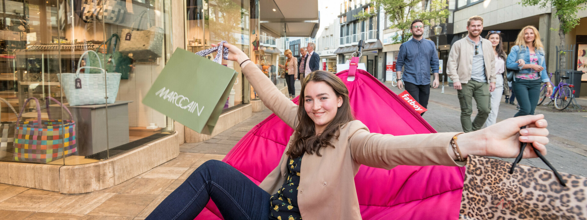 © Koblenz-Touristik GmbH, Dominik Ketz Frau mit Einkaufstüten sitzt auf Fatboy-Stuhl und streckt die Arme aus © Koblenz-Touristik GmbH, Dominik Ketz