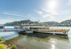 Passagierschiff Goethe angelegt am Rheinufer mit Festung Ehrenbreitstein im Hintergrund © Koblenz-Touristik GmbH, Dominik Ketz Passagierschiff Goethe angelegt am Rheinufer mit Festung Ehrenbreitstein im Hintergrund © Koblenz-Touristik GmbH, Dominik Ketz