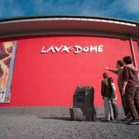 Lava-Dome Mendig © Kappest Gebäude des Lava-Dome Mendig von außen, Familie mit zwei Kindern steht davor  © Kappest