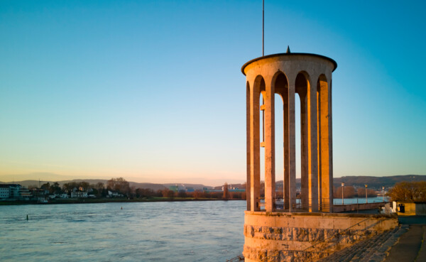 Pegelturm am Rhein © 