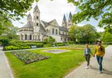 Pärchen geht Hand in Hand durch den Blumenhof hinter Basilika St. Kastor © Koblenz-Touristik GmbH, Dominik Ketz Pärchen geht Hand in Hand durch den Blumenhof hinter Basilika St. Kastor © Koblenz-Touristik GmbH, Dominik Ketz