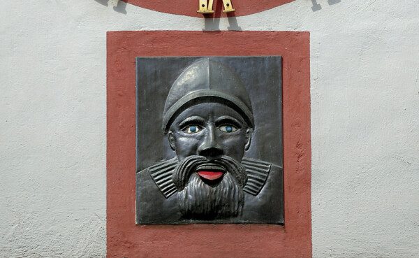 Der Koblenzer Augenroller unter einer Uhr an der Wand © Koblenz-Touristik GmbH, Augenroller Der Koblenzer Augenroller unter einer Uhr an der Wand © Koblenz-Touristik GmbH, Augenroller