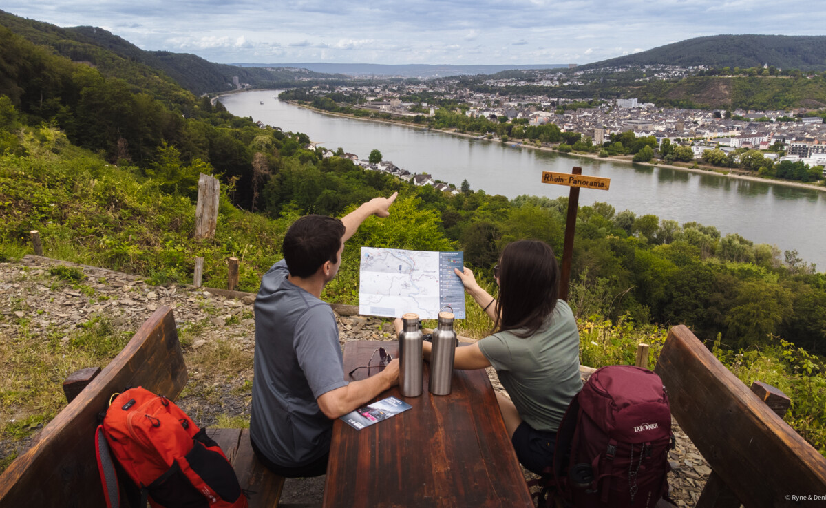 Ausblick Welterbesteig © Ryne und Denise Cook Wanderer blicken auf das Obere Mittelrheintal © Ryne und Denise Cook