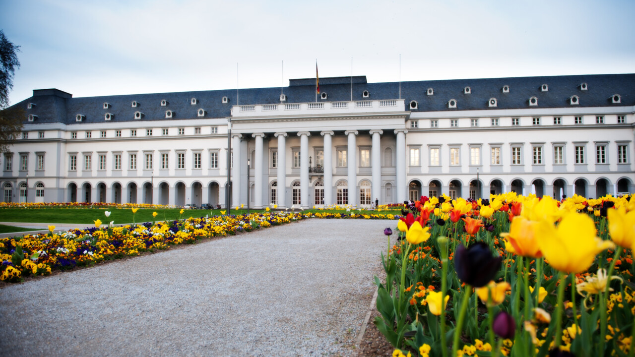 Kurfürstliche Schloss Frühling Blumen Koblenz © Koblenz-Touristik GmbH, Effner Das Kurfürstliche Schloss in Frühling mit blühenden Blumen © Koblenz-Touristik GmbH, Effner