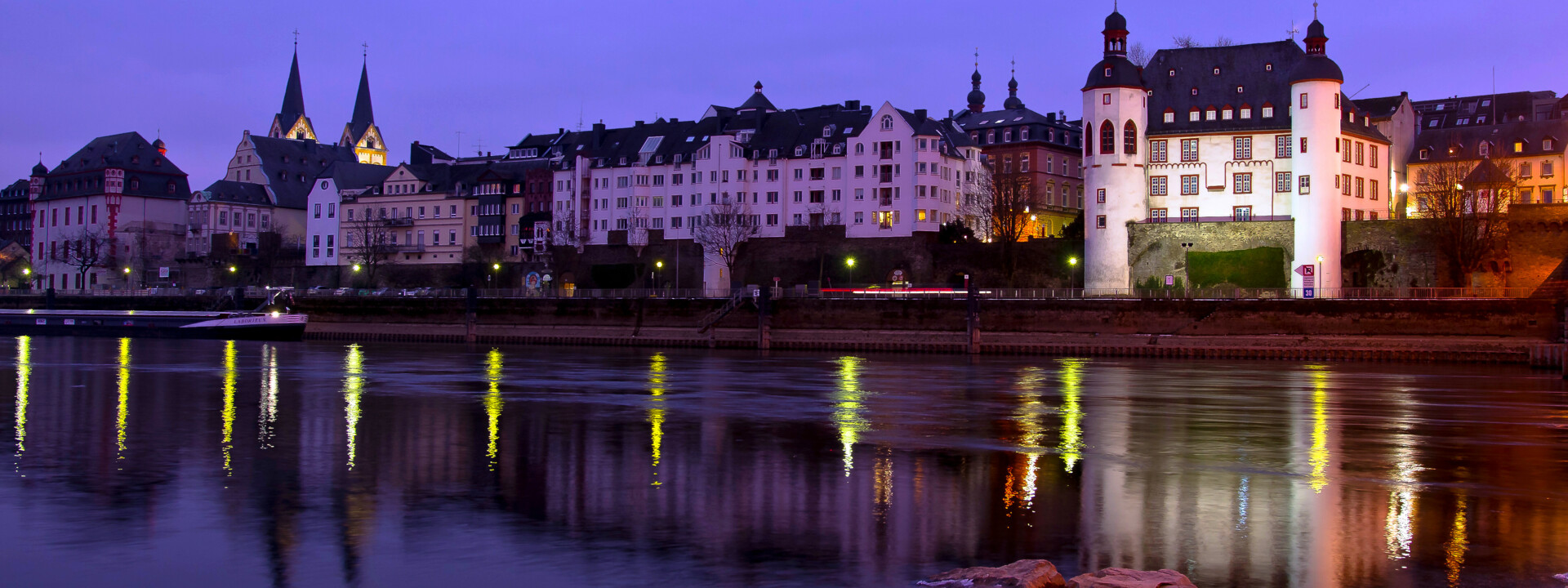 Die Alte Burg in Koblenz mit blauem Himmel und Balduinbrücke im Hintergrund © Koblenz-Touristik GmbH, Christian Nentwig Die Alte Burg in Koblenz mit blauem Himmel und Balduinbrücke im Hintergrund © Koblenz-Touristik GmbH, Christian Nentwig