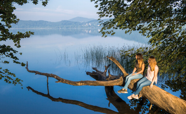 Kampage_2021_Bildmotive-einzeln_1920x1080px_05.2021_01p.jpg ©  Freundinnen sitzen auf einem Baumstamm bei Maria Laach ©