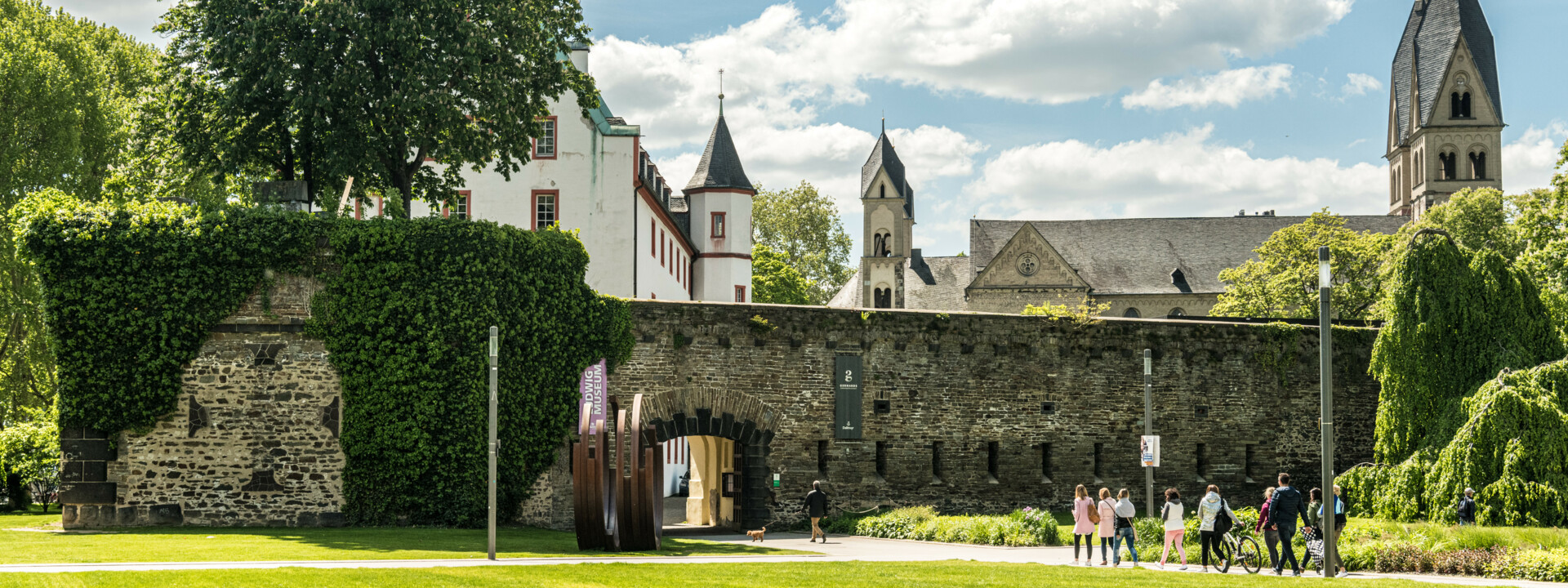 Die Mauer der alten Deutschen Eck mit Türmen des Deutschherrenhauses und der Basilika St. Kastor im Hintergrund © Koblenz-Touristik GmbH, Dominik Ketz Die Mauer der alten Deutschen Eck mit Türmen des Deutschherrenhauses und der Basilika St. Kastor im Hintergrund © Koblenz-Touristik GmbH, Dominik Ketz