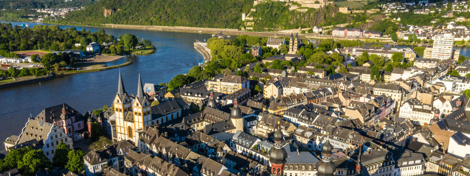 Luftaufnahme von Koblenzer Altstadt mit Liebfrauenkirche, Florinskirche, Altes Kauf- & Danzhaus, Basilika St. Kastor, Festung Ehrenbreitstein, Mosel, Rhein und Deutsches Eck © Koblenz-Touristik GmbH, Dominik Ketz Luftaufnahme von Koblenzer Altstadt mit Liebfrauenkirche, Florinskirche, Altes Kauf- & Danzhaus, Basilika St. Kastor, Festung Ehrenbreitstein, Mosel, Rhein und Deutsches Eck © Koblenz-Touristik GmbH, Dominik Ketz