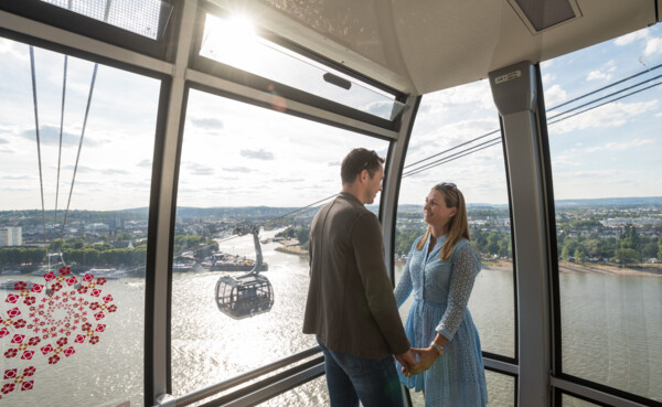 Pärchen blickt einander in den Augen in einer Panoramakabine der Seilbahn Koblenz © Koblenz-Touristik GmbH, Dominik Ketz Pärchen blickt einander in den Augen in einer Panoramakabine der Seilbahn Koblenz © Koblenz-Touristik GmbH, Dominik Ketz