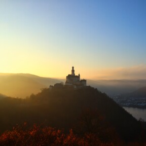 Marksburg Sonnenuntergang ©  Die Marksburg auf einer Höhe mit Rhein und benebelten Bergen beim Sonnenuntergang ©