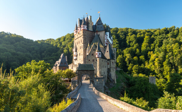 Die Burg Eltz von Vorne umgeben vom grünen Wald © Rheinland-Pfaltz Tourismus GmbH, Dominik Ketz Die Burg Eltz von Vorne umgeben vom grünen Wald © Rheinland-Pfaltz Tourismus GmbH, Dominik Ketz