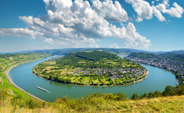 ©  Rheinschleife über Boppard bei sonnigem Himmel mit Schiff auf dem Fluss und Weinbergen im Hintergrund ©