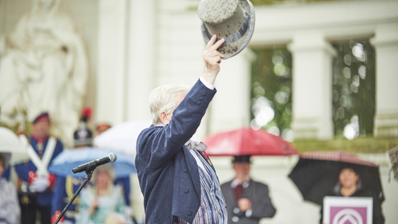 Mann hebt Hut Kaiserin Augusta Fest Koblenz ©  Mann hebt Hut auf dem Kaiserin Augusta Fest ©