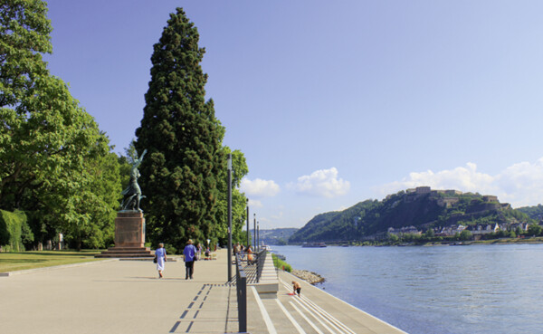Castle steps with the Görres monument at the Rheinanlagen with the Festung Ehrenbreitstein in the background © Koblenz-Touristik GmbH, Swantje Nickolay Castle steps with the Görres monument at the Rheinanlagen with the Festung Ehrenbreitstein in the background © Koblenz-Touristik GmbH, Swantje Nickolay