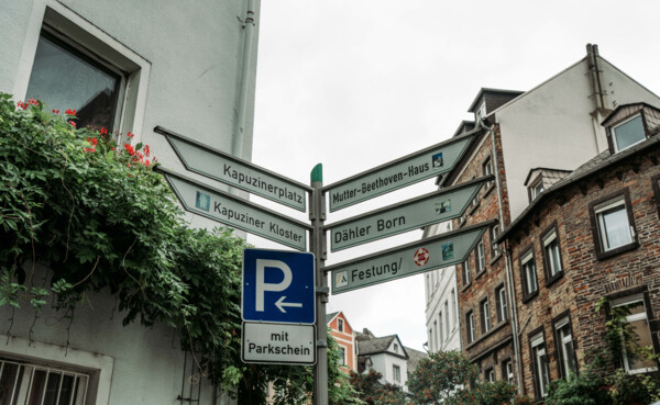 Ringticket 2023-10 Bilder Output-196.jpg ©  Wegschilder in Stadtteil Koblenz-Ehrenbreitstein ©