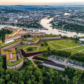 © Adobe Stock Luftaufnahme von der Festung Ehrenbreitstein mit dem Deutschen Eck, Rhein, Mosel und Koblenz im Hintergrund © Adobe Stock