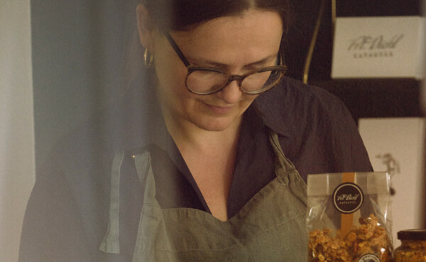 Geschäftsführerin Fräulein Diehl © Philip Bruederle  Jenny Krause verpackt Karamell © Philip Bruederle