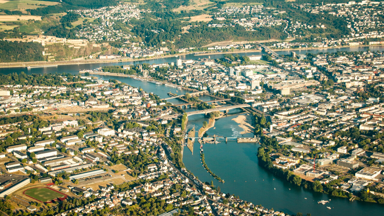 Luftaufnahme Koblenz Mosel Sperre Brücken © Johannes Bruchhof  Luftaufnahme von Koblenz mit den Moselbrücken im Vordergrund und der Festung im Hintergrund © Johannes Bruchhof