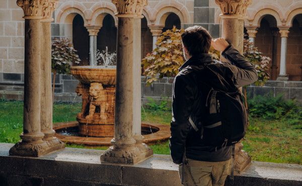 Man von Hinten blickt auf den Brunnen im Kloster Maria Laach © Koblenz-Touristik GmbH, Philip Bruederle Man von Hinten blickt auf den Brunnen im Kloster Maria Laach © Koblenz-Touristik GmbH, Philip Bruederle
