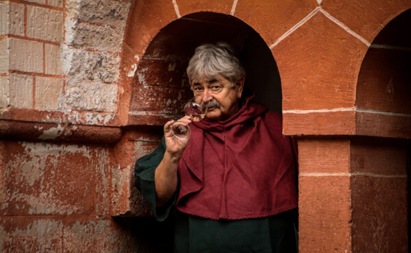 Kalle Grundmann der Weinknecht an der Florinskirche  © Koblenz-Touristik GmbH, Johannes Bruchhof  Der Weinknecht Kalle Grundmann riecht an einem Glas Wein an der Florinskirche  © Koblenz-Touristik GmbH, Johannes Bruchhof