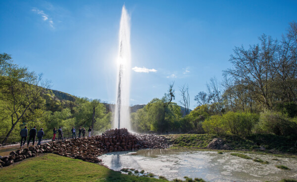 Geysir Andernach hinterbeleuchtet von der Sonne mit beobachtenden Menschen im Vordergrund © Geysir.info GmbH, Klaus-Peter Kappes Geysir Andernach hinterbeleuchtet von der Sonne mit beobachtenden Menschen im Vordergrund © Geysir.info GmbH, Klaus-Peter Kappes