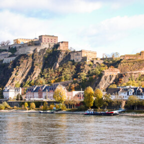 Festung Ehrenbreitstein © Johannes Bruchhof Blick über den Rhein mit der Festung Ehrenbreitstein auf einem Hügel © Johannes Bruchhof