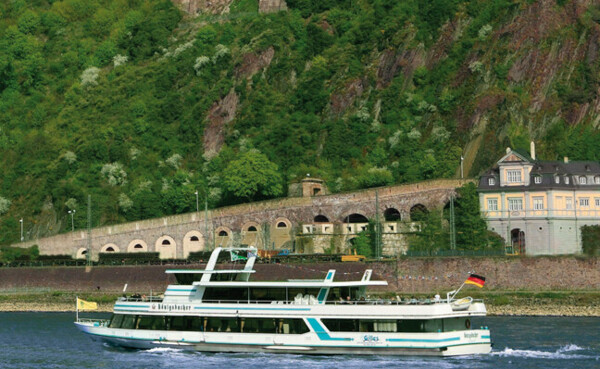 Ship Gilles sails in front of the Festung Ehrenbreitstein on the Rhine in Koblenz © GDKE, Pfeuffer Ship Gilles sails in front of the Festung Ehrenbreitstein on the Rhine in Koblenz © GDKE, Pfeuffer