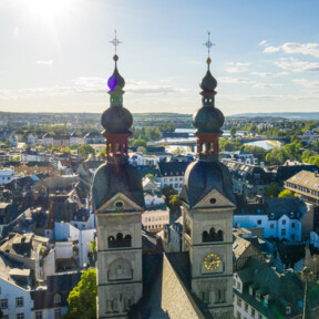 Zwiebeltürme Liebfrauenkirche Koblenz Altstadt © Koblenz-Touristik GmbH, Dominik Ketz Zwei Türme der Liebfrauenkirche in Koblenz mit Altstadt im Hintergrund © Koblenz-Touristik GmbH, Dominik Ketz