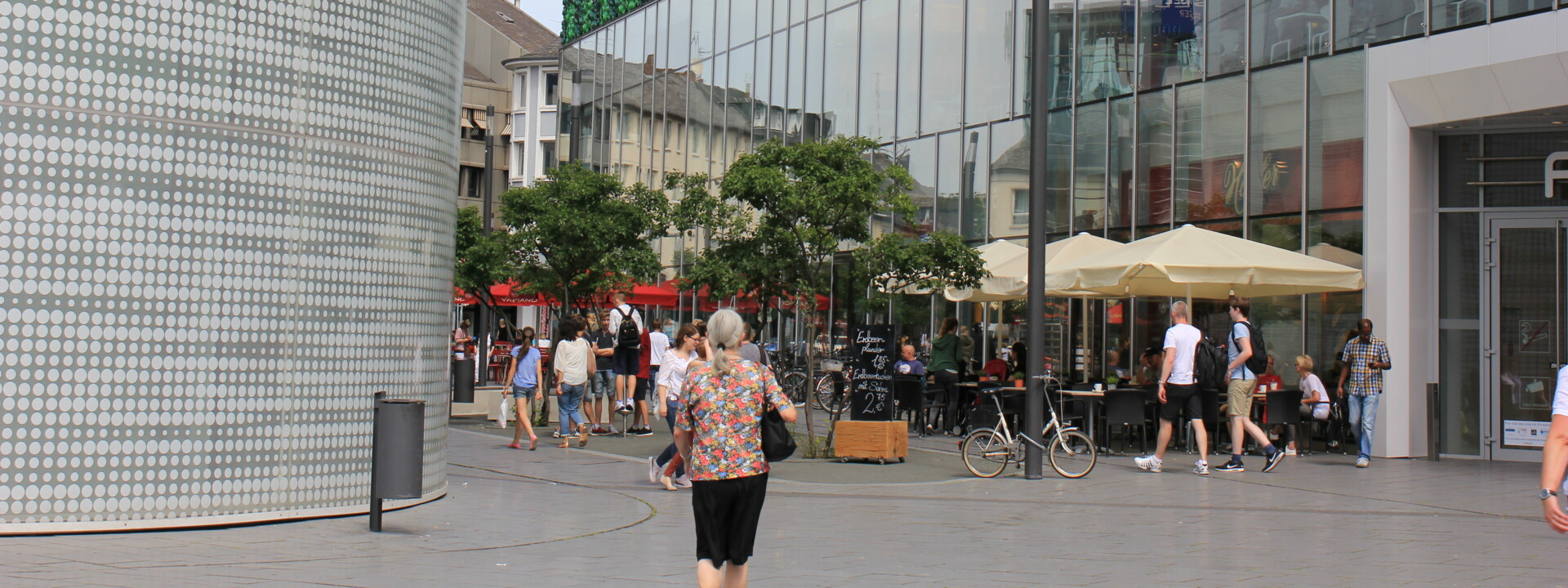 © Koblenz-Touristik GmbH Shoppende und Cafés auf dem Zentralplatz in Koblenz © Koblenz-Touristik GmbH