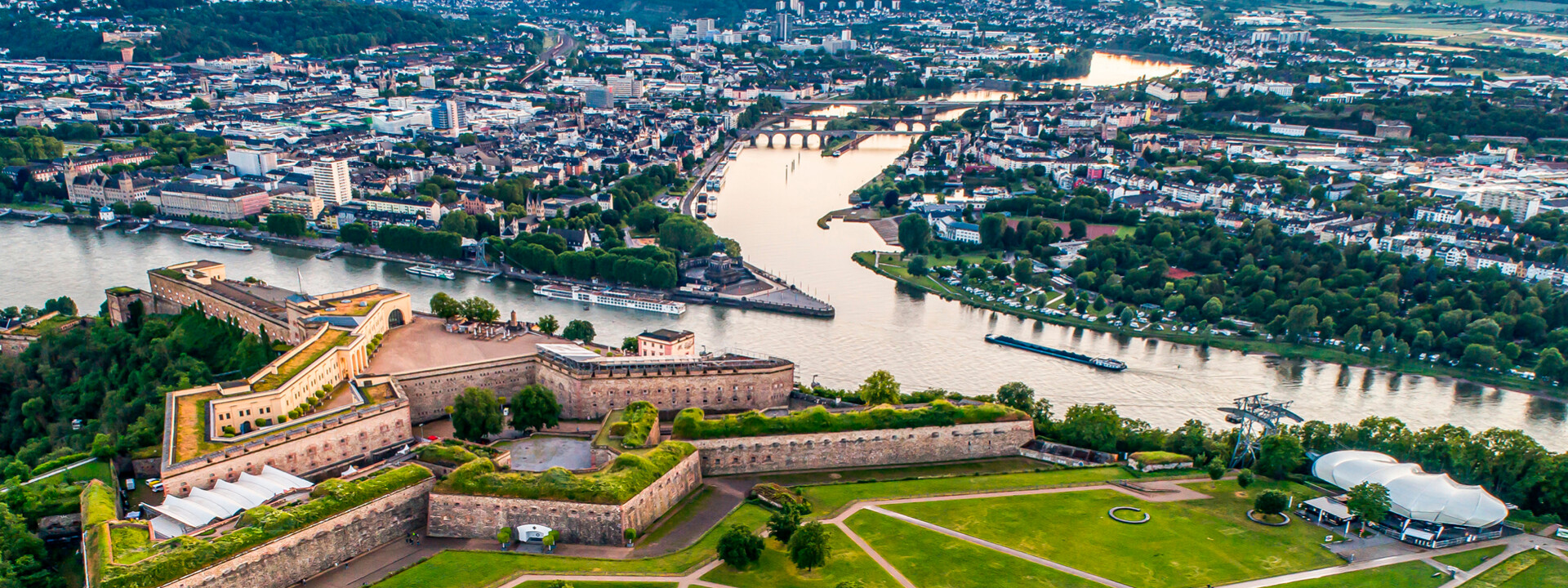 Luftaufnahme über der Festung Ehrenbreitstein mit der Stadt Koblenz und dem Zusammenfluss von Rhein und Mosel im Hintergrund. ©  Luftaufnahme über der Festung Ehrenbreitstein mit der Stadt Koblenz und dem Zusammenfluss von Rhein und Mosel im Hintergrund. ©