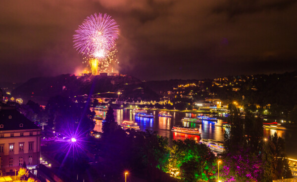 Feuerwerk über der Festung Ehrenbreitstein und beleuchteter Schiffskonvoi auf dem Rhein © Koblenz-Touristik GmbH, Henry Tornow Feuerwerk über der Festung Ehrenbreitstein und beleuchteter Schiffskonvoi auf dem Rhein © Koblenz-Touristik GmbH, Henry Tornow