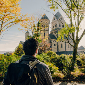 Maria Laach Abteikirche © Koblenz-Touristik GmbH, Philip Bruederle Mann von hinten blickt auf das Kloster Maria Laach im Herbst © Koblenz-Touristik GmbH, Philip Bruederle