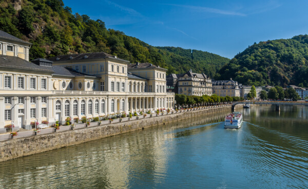 Bad Ems Passagierschiff Lahn © Dominik Ketz Blick auf Ufer in Bad Ems mit Passagierschiff auf der Lahn © Dominik Ketz