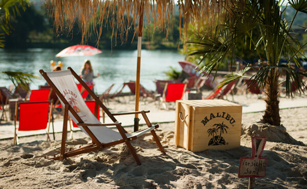 Strandstuhl und Holzkiste mit "Malibu" Beschriftung am Stadtstrand Koblenz © Koblenz-Touristik GmbH, Kai Müller Strandstuhl und Holzkiste mit "Malibu" Beschriftung am Stadtstrand Koblenz © Koblenz-Touristik GmbH, Kai Müller
