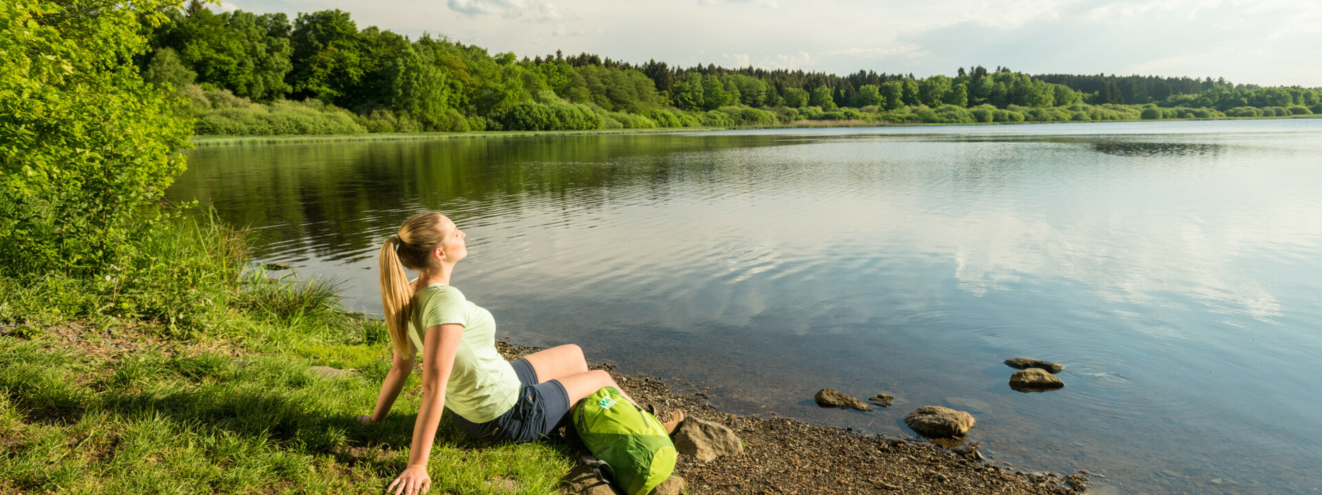 Westerwald-2018-080-Haidenweiher.jpg ©  Frau sitzt am Seeufer ©