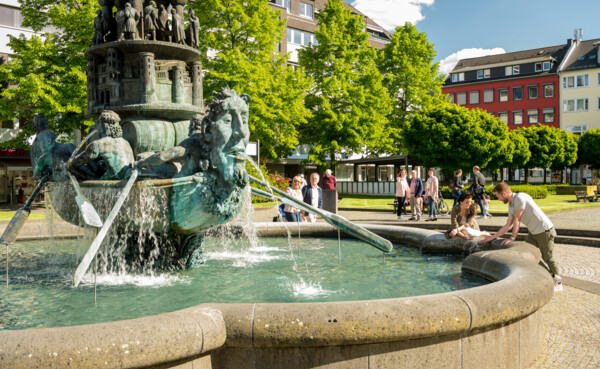 Koblenz-Touristik-2019-290.jpg © Koblenz-Touristik GmbH, Dominik Ketz Historiensäule von sehr nah Fotografiert. Touristen stehen drumherum und schauen sich die Säule an  © Koblenz-Touristik GmbH, Dominik Ketz