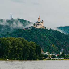 © Koblenz-Touristik GmbH, Henry Tornow Blick auf die Marksburg vom Rheinufer umgeben von Bergen und Wald mit dem Rhein im Vordergrund © Koblenz-Touristik GmbH, Henry Tornow