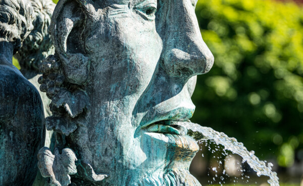 Koblenz-Touristik-2019-296.jpg © Koblenz-Touristik GmbH, Dominik Ketz Detaillierte Nahaufnahme der Historiensäule, Skulptur spritz Wasser aus dem Mund  © Koblenz-Touristik GmbH, Dominik Ketz