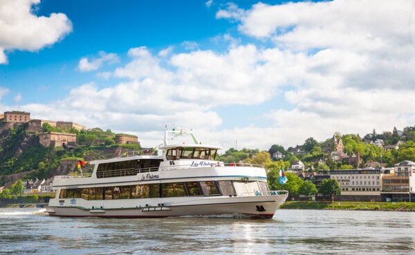 Schiff La Paloma fährt vor der Festung Ehrenbreitstein auf dem Rhein in Koblenz © Koblenz-Touristik GmbH Schiff La Paloma fährt vor der Festung Ehrenbreitstein auf dem Rhein in Koblenz © Koblenz-Touristik GmbH