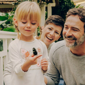 Familie im Garten der Schmetterlinge © Koblenz-Touristik GmbH, Philip Bruederle Familie im Schmetterlingsgarten in Sayn lachen während Tochter einen Schmetterling auf ihrem Finger beobachtet © Koblenz-Touristik GmbH, Philip Bruederle