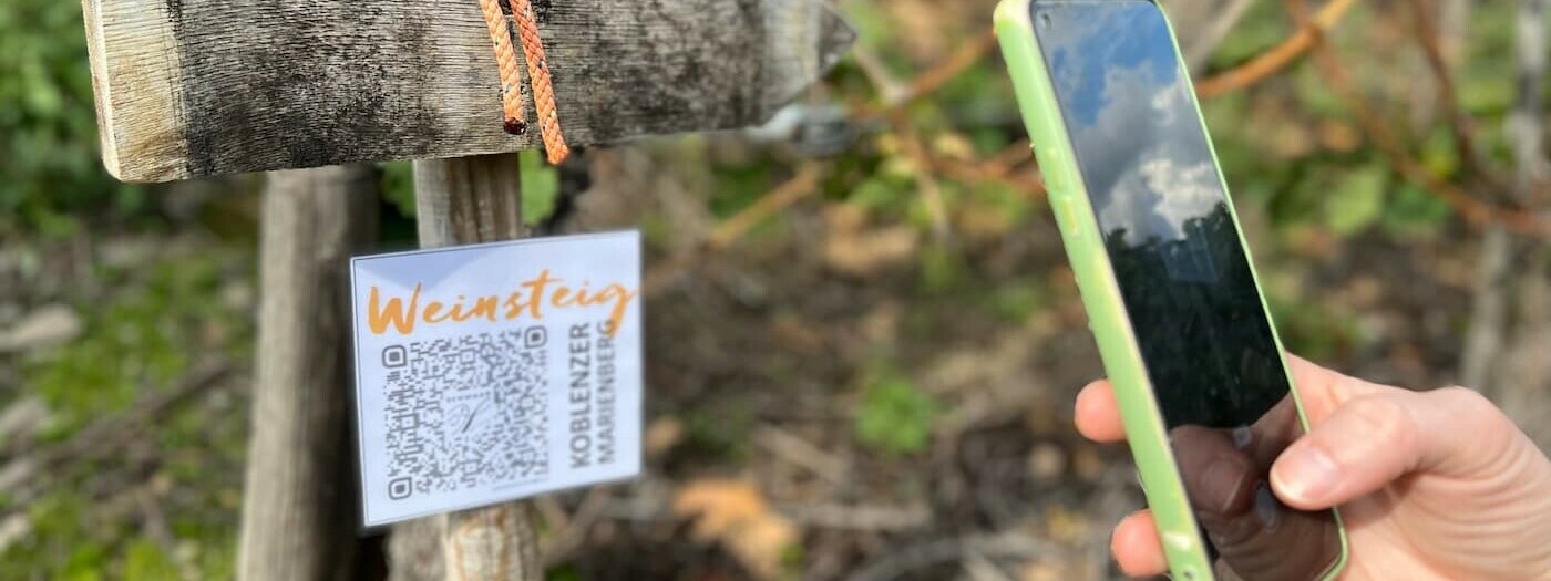 Handy scannt QR-Code zum Weinsteig Koblenzer Marienberg ©  Handy scannt QR-Code zum Weinsteig Koblenzer Marienberg ©