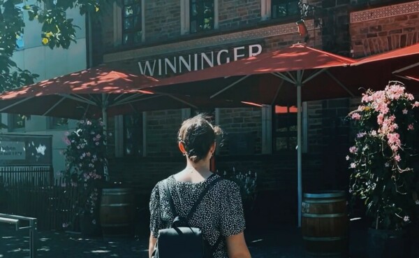 Pizza mit verschiedenen Bieren serviert auf dem Tisch vom Restaurant 3Hefen © Koblenz-Touristik Pizza mit verschiedenen Bieren serviert auf dem Tisch vom Restaurant 3Hefen © Koblenz-Touristik