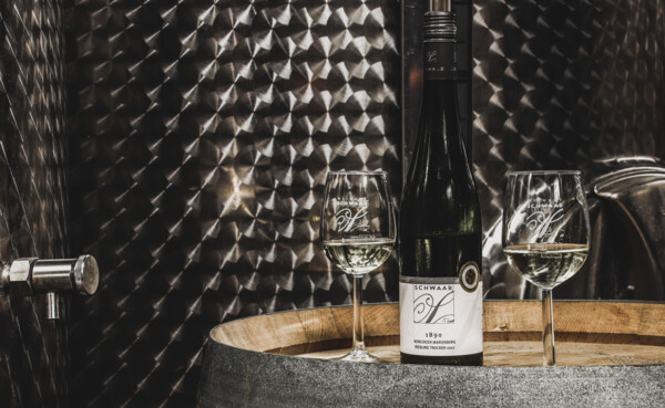 Zwei Weingläser mit Riesling stehen auf einem Fass neben einer Weinflasche © Koblenz-Touristik GmbH, Johannes Bruchhof Zwei Weingläser mit Riesling stehen auf einem Fass neben einer Weinflasche © Koblenz-Touristik GmbH, Johannes Bruchhof