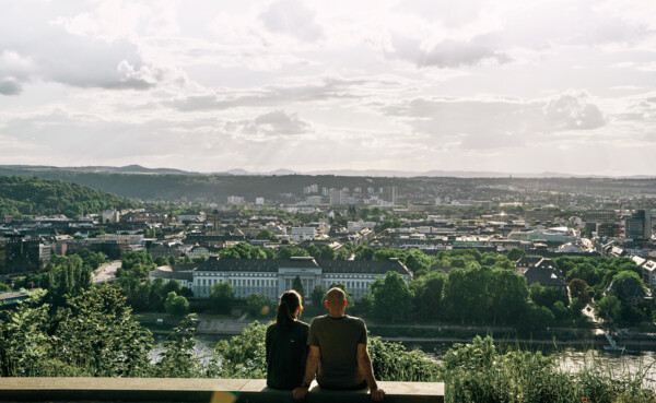 Paar blickt auf kurfürstliches Schloss Koblenz © Koblenz-Touristik GmbH, Philip Bruederle Pärchen von Hinten blickt auf die Stadt Koblenz © Koblenz-Touristik GmbH, Philip Bruederle