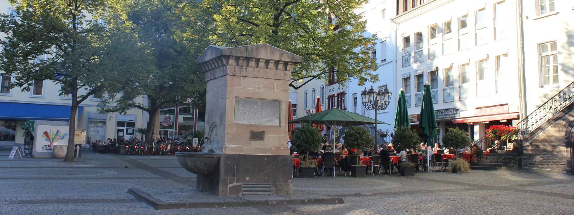 Fountain on the square "Am Plan" in Koblenz with cafes and trees in the background © Koblenz-Touristik GmbH Fountain on the square "Am Plan" in Koblenz with cafes and trees in the background © Koblenz-Touristik GmbH