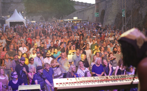 Menschenmenge vor der Bühne bei einem Konzert im Innenhof der Festung Ehrenbreitstein © PlusPunktFilm Menschenmenge vor der Bühne bei einem Konzert im Innenhof der Festung Ehrenbreitstein © PlusPunktFilm