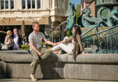Pärchen sitzt auf der Wand des Brunnens "Historiensäule" auf dem Görresplatz in Koblenz © Koblenz-Touristik GmbH, Dominik Ketz Pärchen sitzt auf der Wand des Brunnens "Historiensäule" auf dem Görresplatz in Koblenz © Koblenz-Touristik GmbH, Dominik Ketz