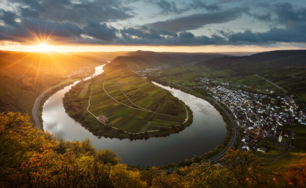 Moselschleife beim Sonnenuntergang in Bremm © Herrmann Forster - stock.adobe.com Moselschleife beim Sonnenuntergang in Bremm © Herrmann Forster - stock.adobe.com