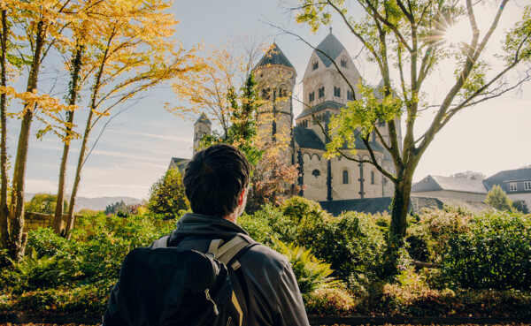 Maria Laach Abteikirche © Koblenz-Touristik GmbH, Philip Bruederle Mann von hinten blickt auf das Kloster Maria Laach im Herbst © Koblenz-Touristik GmbH, Philip Bruederle